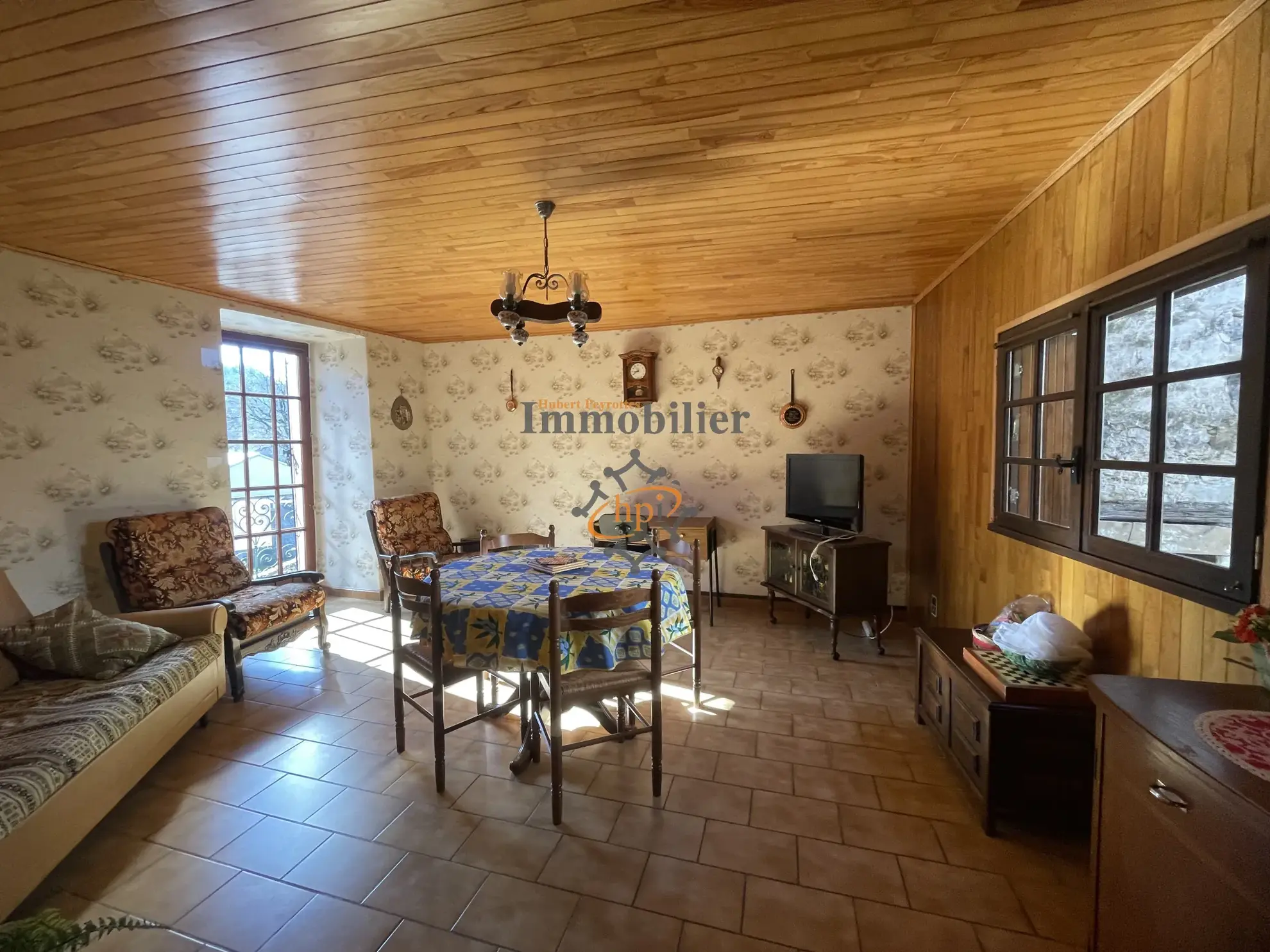 Maison de village en pierres à Brusque, 104 m2 avec balcon et vue sur la rivière 