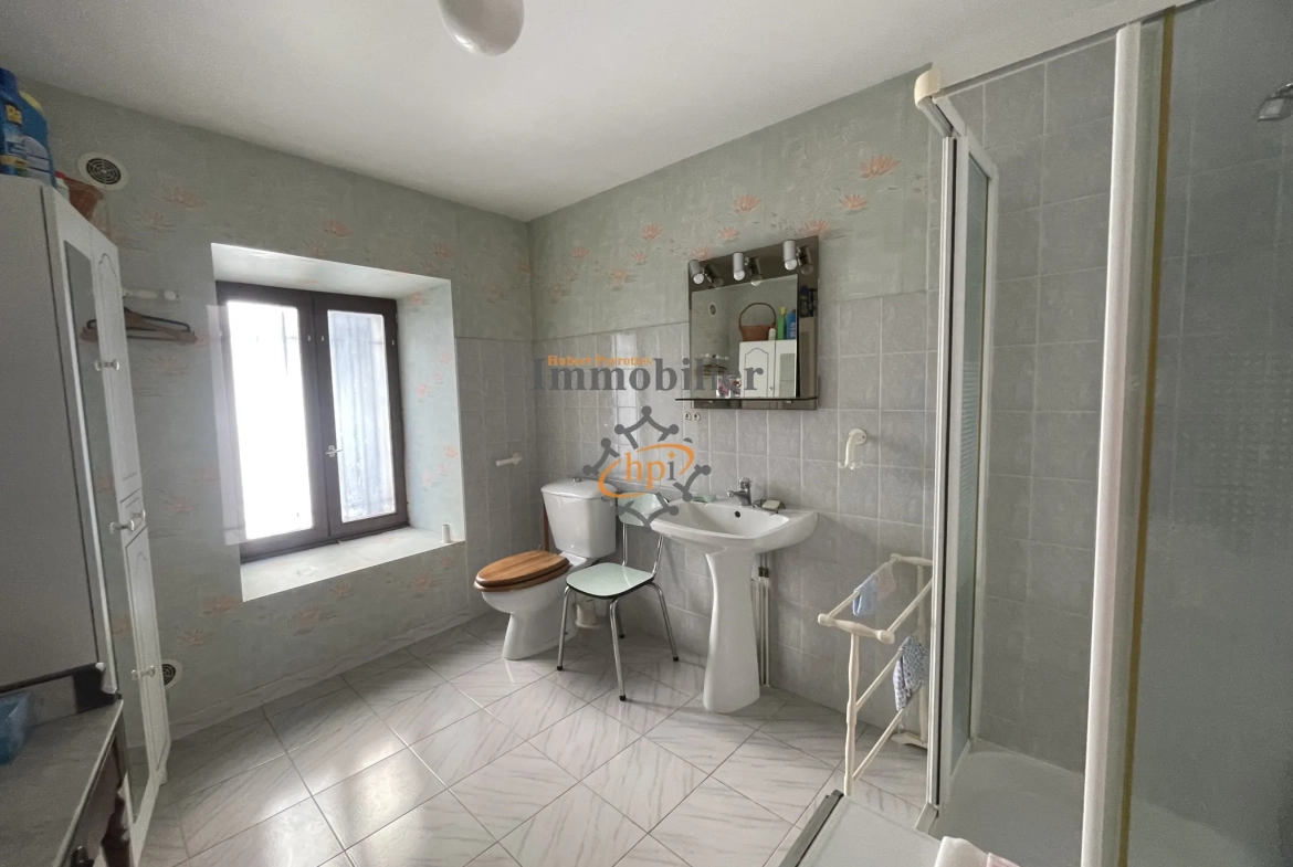 Maison de village en pierres à Brusque, 104 m2 avec balcon et vue sur la rivière 