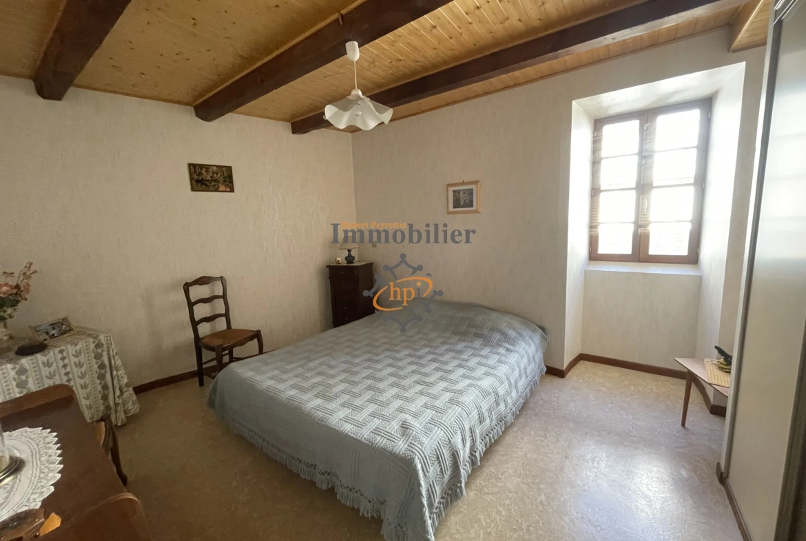 Maison de village en pierres à Brusque, 104 m2 avec balcon et vue sur la rivière 