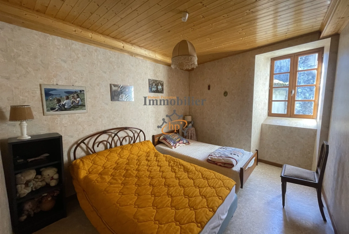 Maison de village en pierres à Brusque, 104 m2 avec balcon et vue sur la rivière 