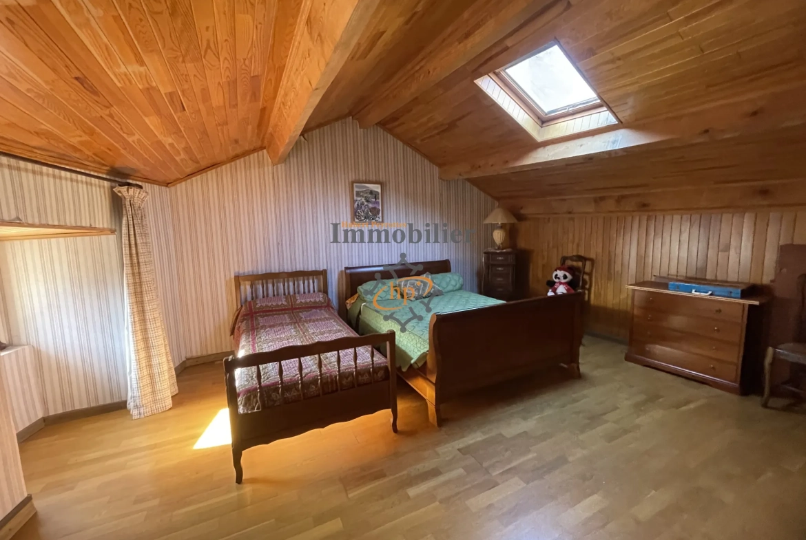 Maison de village en pierres à Brusque, 104 m2 avec balcon et vue sur la rivière 