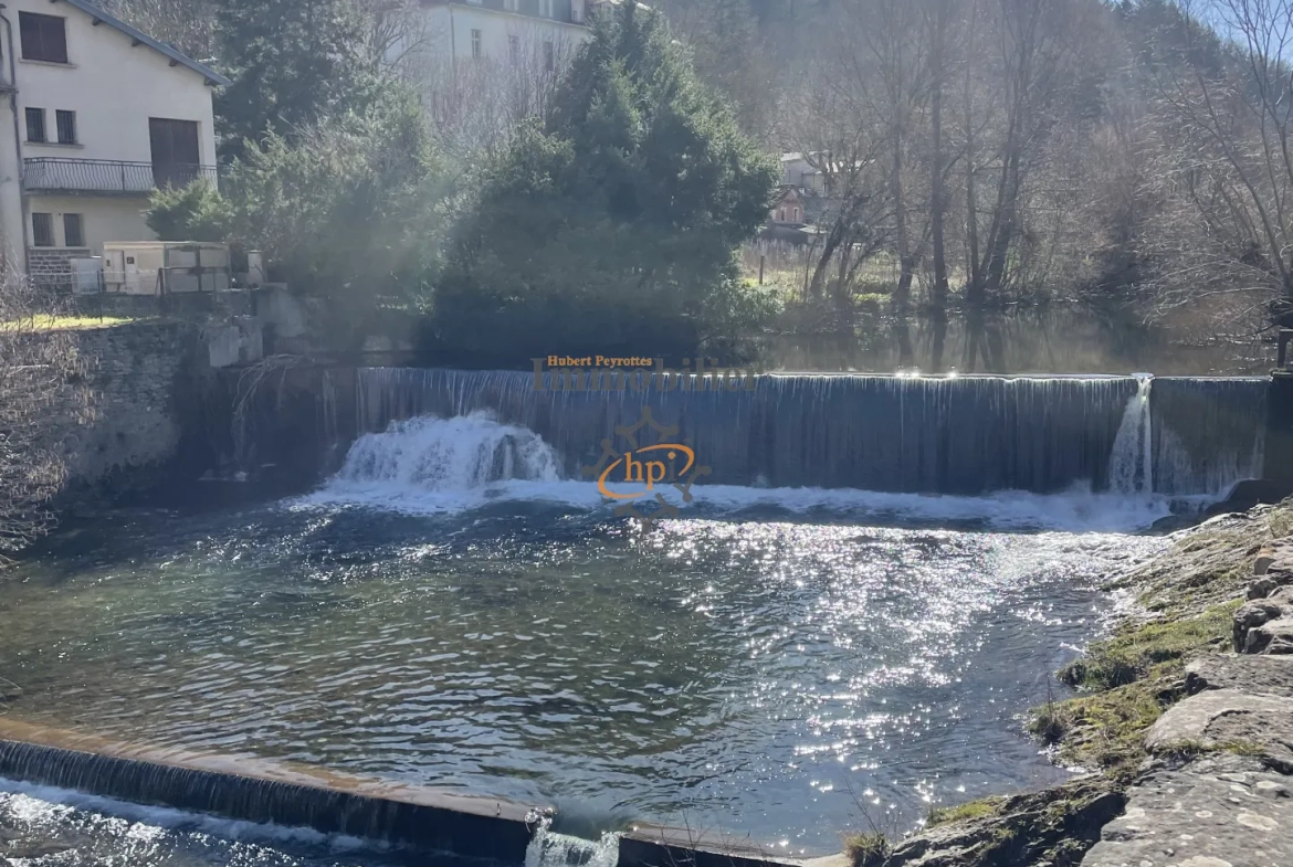 Maison de village en pierres à Brusque, 104 m2 avec balcon et vue sur la rivière 