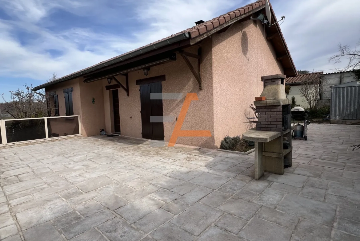 Maison individuelle 4 pièces avec piscine à Le Chambon-Feugerolles 