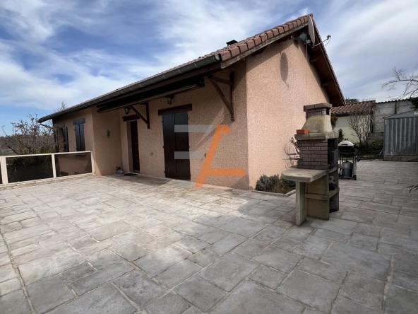 Maison individuelle 4 pièces avec piscine à Le Chambon-Feugerolles