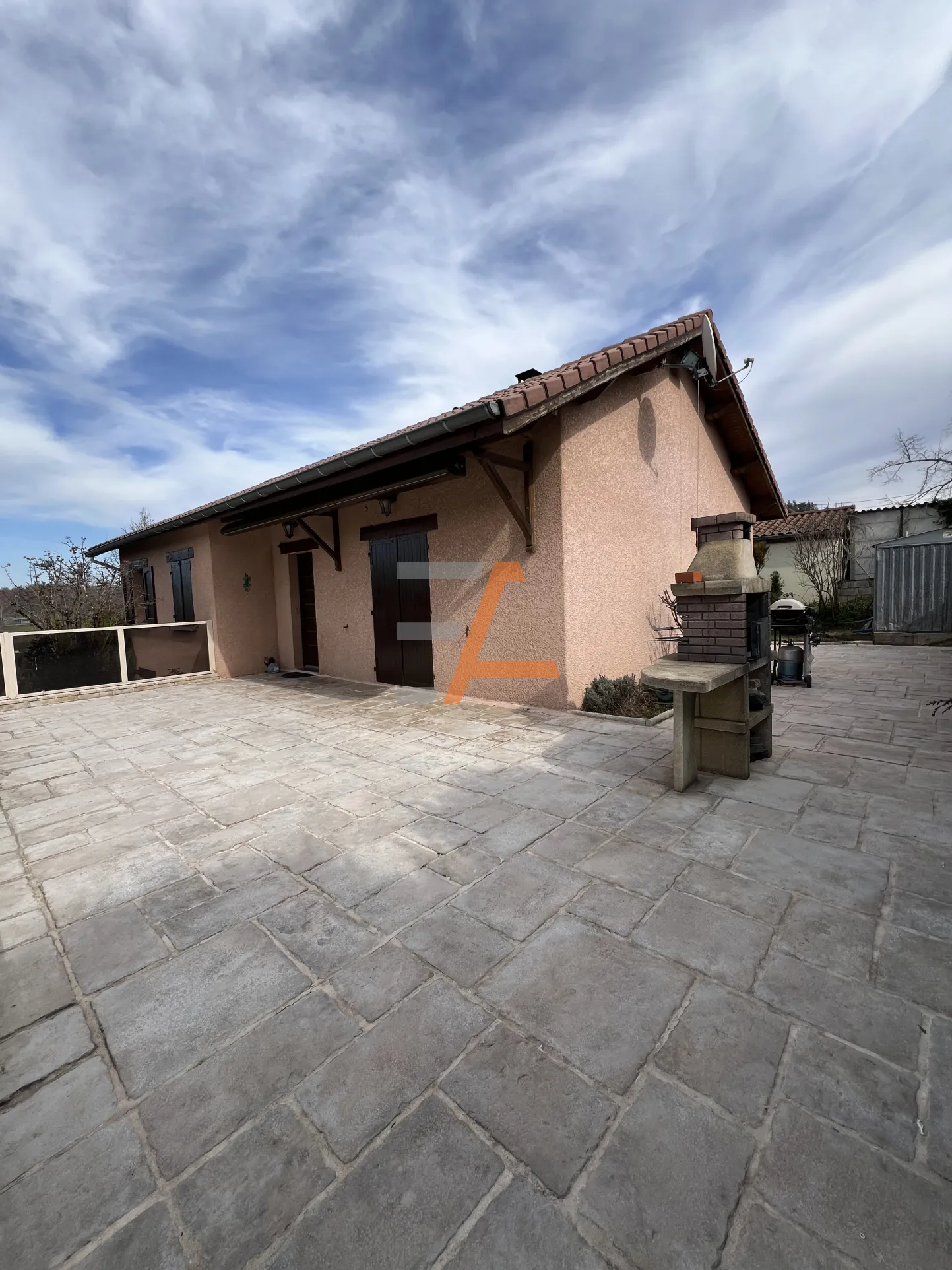 Maison individuelle 4 pièces avec piscine à Le Chambon-Feugerolles 