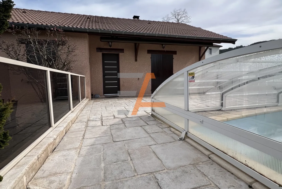 Maison individuelle 4 pièces avec piscine à Le Chambon-Feugerolles 
