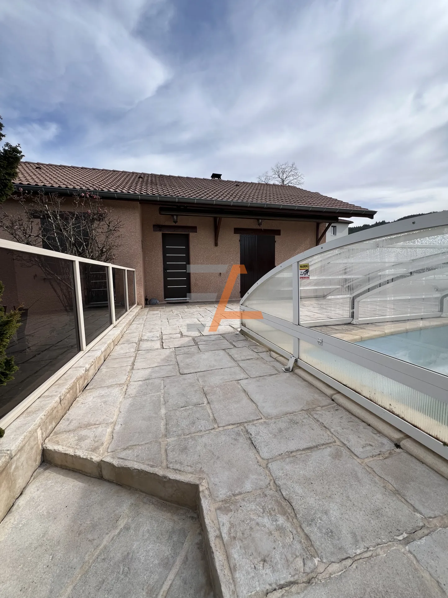 Maison individuelle 4 pièces avec piscine à Le Chambon-Feugerolles 