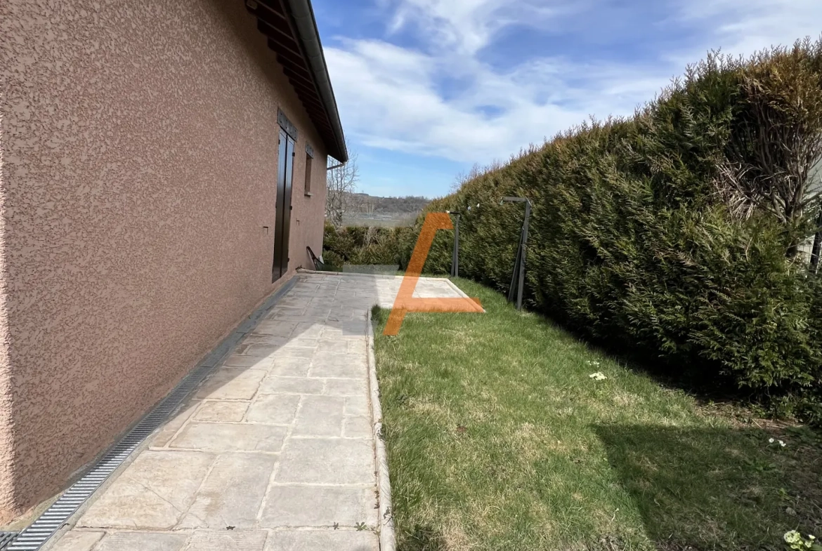 Maison individuelle 4 pièces avec piscine à Le Chambon-Feugerolles 