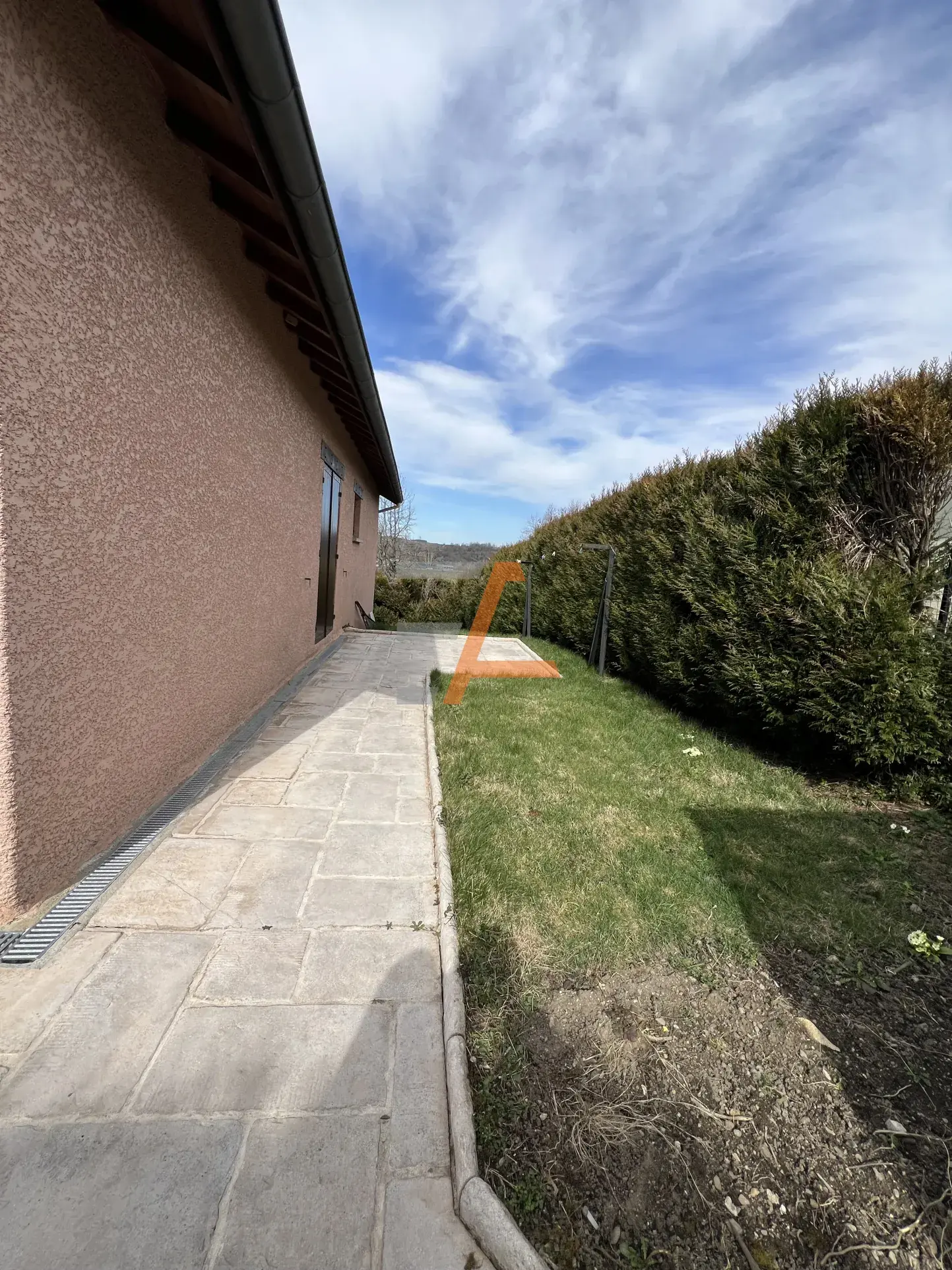Maison individuelle 4 pièces avec piscine à Le Chambon-Feugerolles 