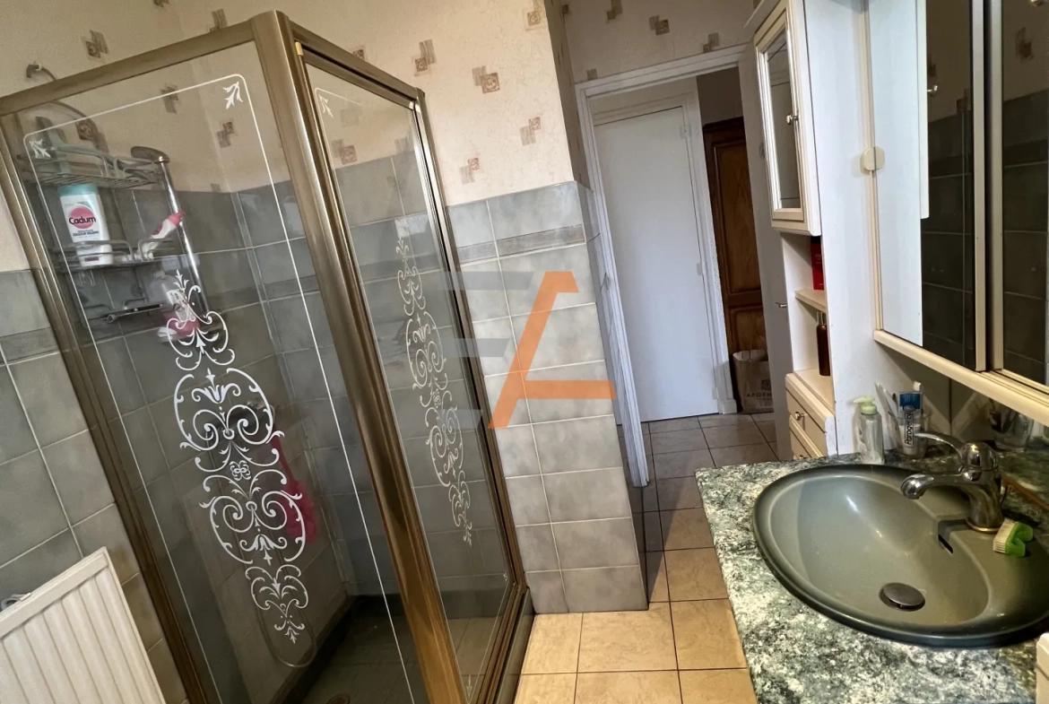 Maison individuelle 4 pièces avec piscine à Le Chambon-Feugerolles 