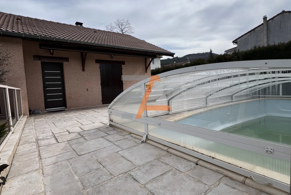 Maison individuelle 4 pièces avec piscine à Le Chambon-Feugerolles 