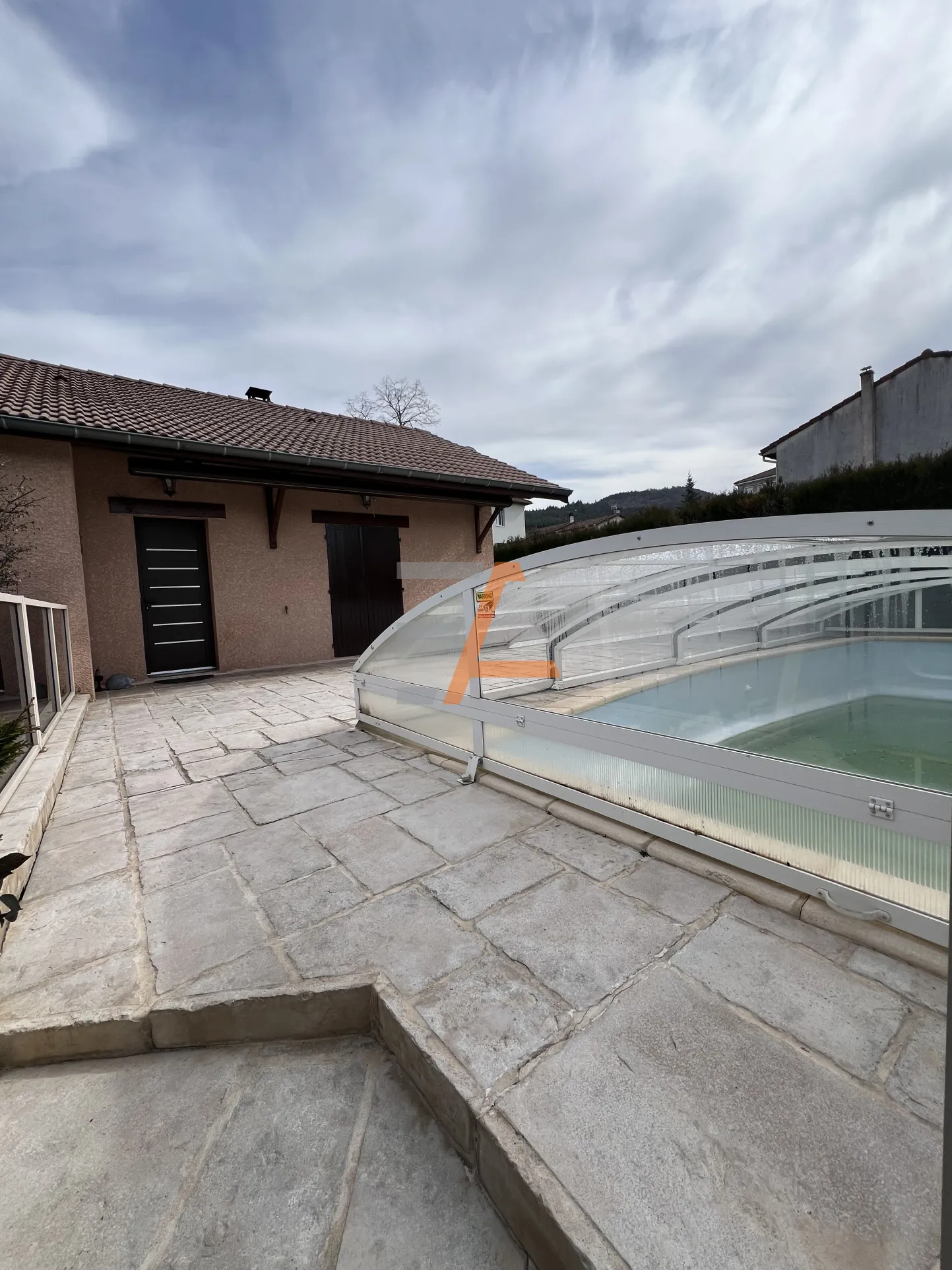 Maison individuelle 4 pièces avec piscine à Le Chambon-Feugerolles 
