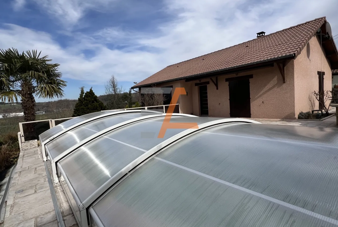 Maison individuelle 4 pièces avec piscine à Le Chambon-Feugerolles 