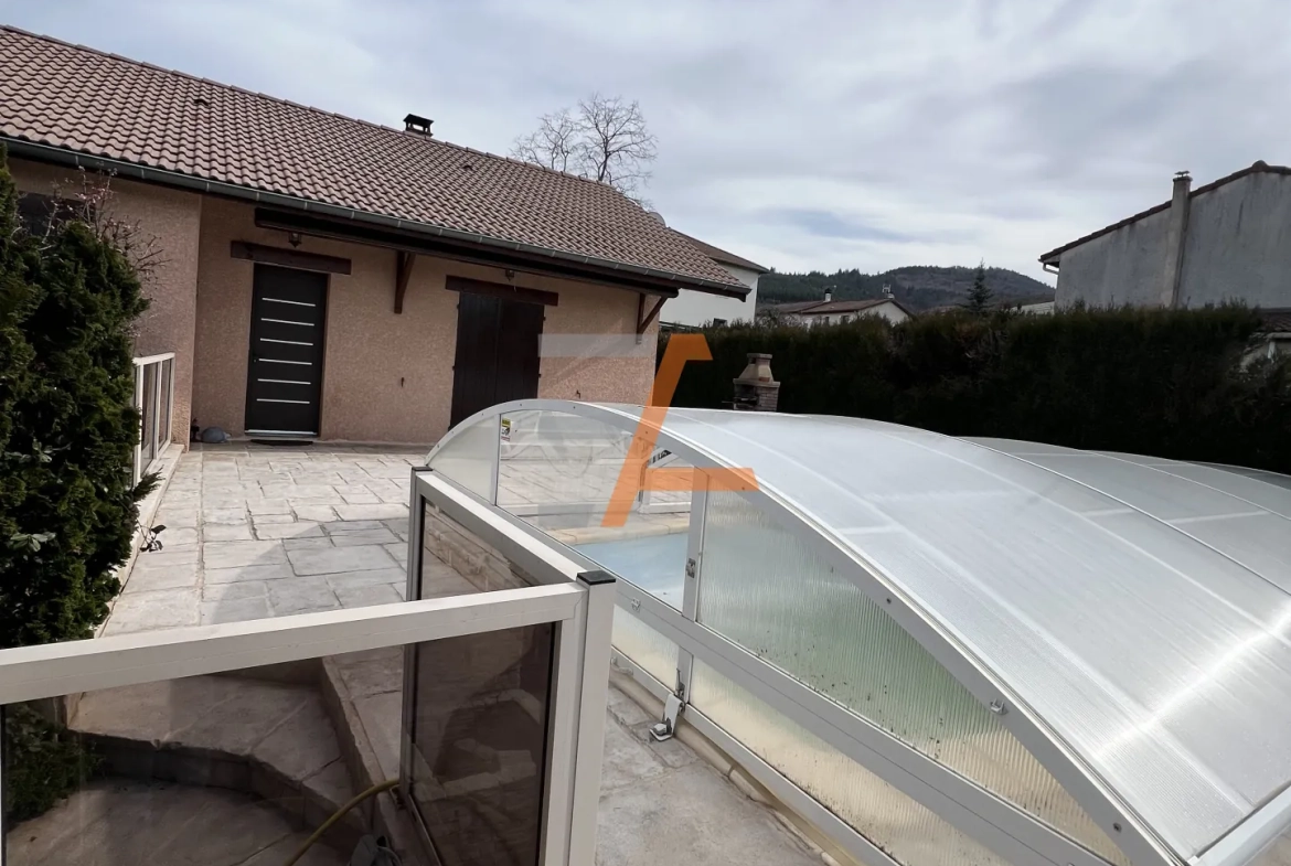 Maison individuelle 4 pièces avec piscine à Le Chambon-Feugerolles 