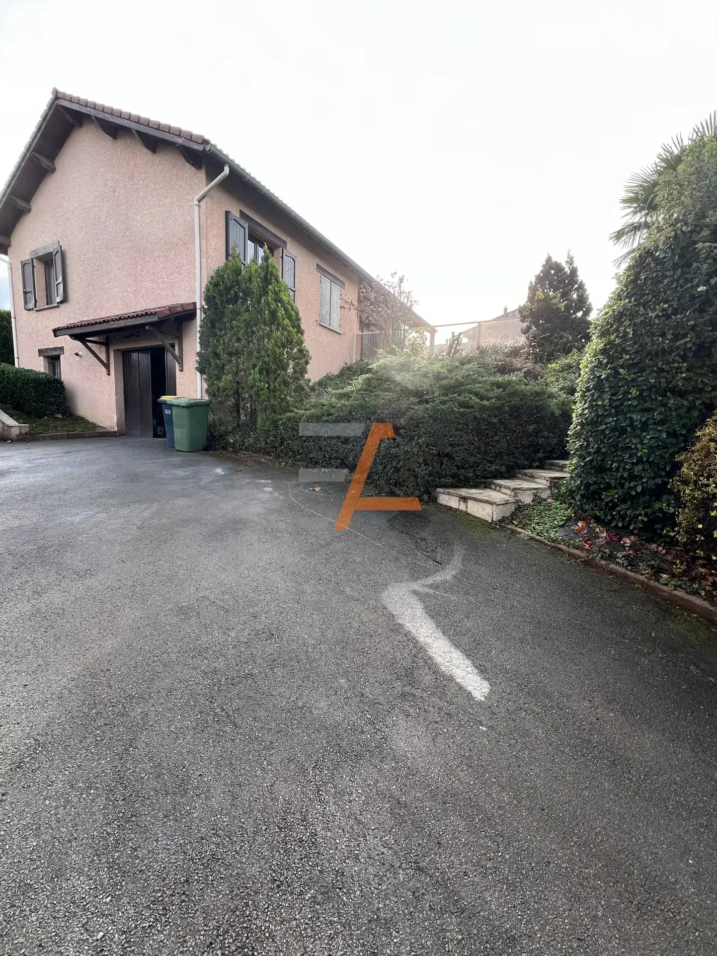Maison individuelle 4 pièces avec piscine à Le Chambon-Feugerolles 