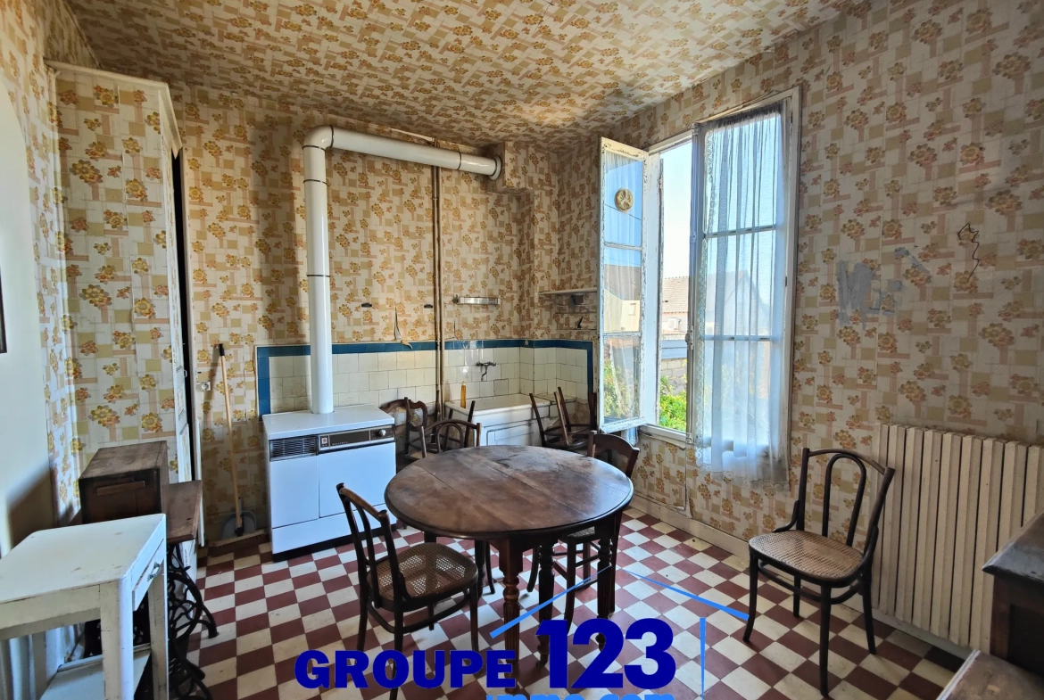 Maison à rénover à Migennes avec jardin et grande potentiel, proche gare et centre-ville 