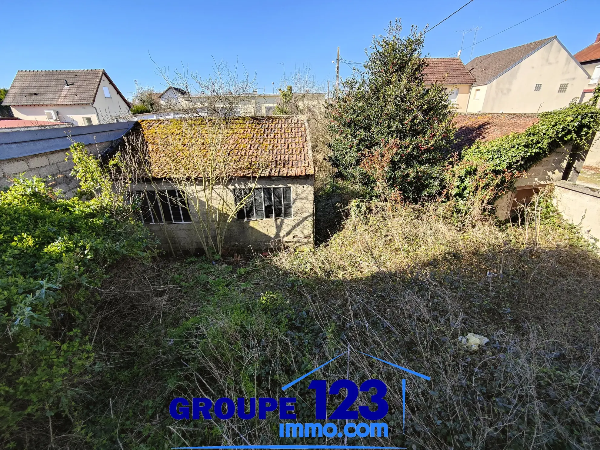 Maison à rénover à Migennes avec jardin et grande potentiel, proche gare et centre-ville 