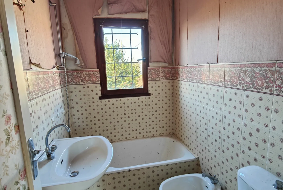 Maison à rénover à Migennes avec jardin et grande potentiel, proche gare et centre-ville 