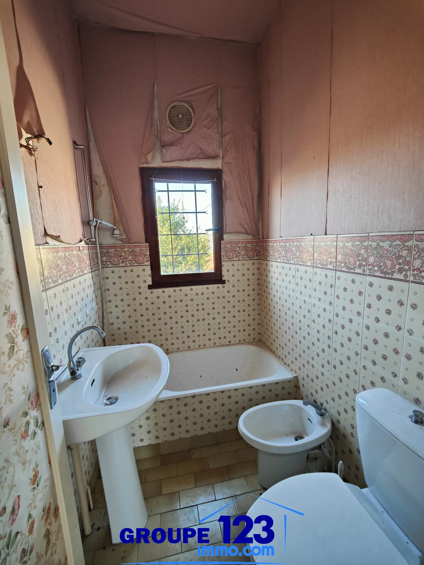 Maison à rénover à Migennes avec jardin et grande potentiel, proche gare et centre-ville 