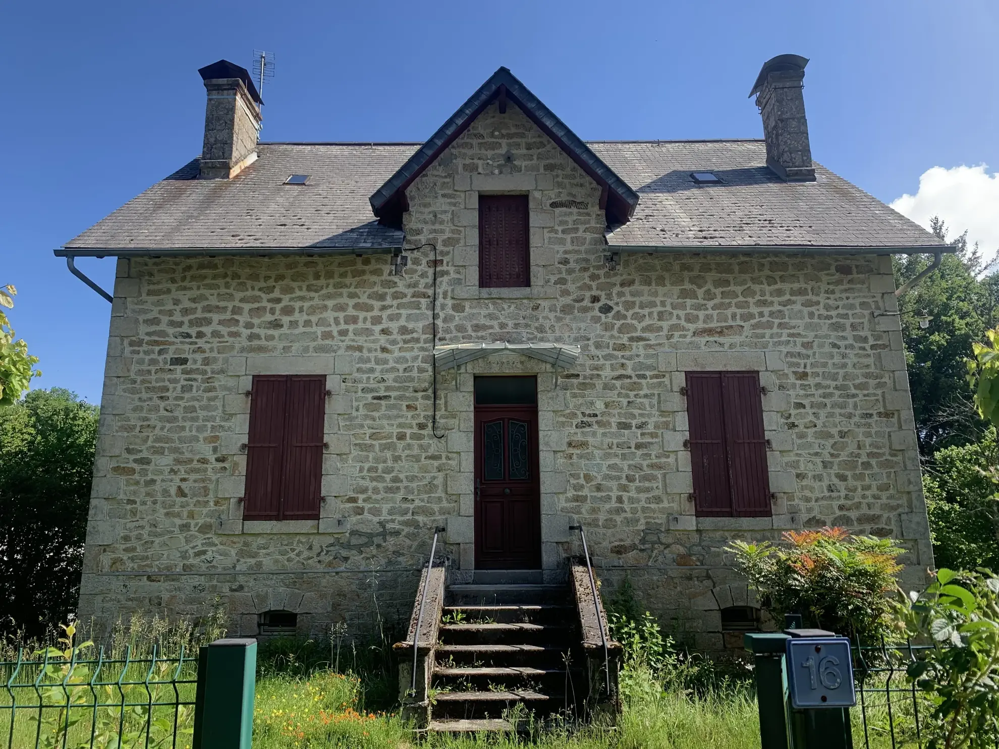 Maison en pierre à Saint-Privat avec grand terrain et potentiel d'aménagement 