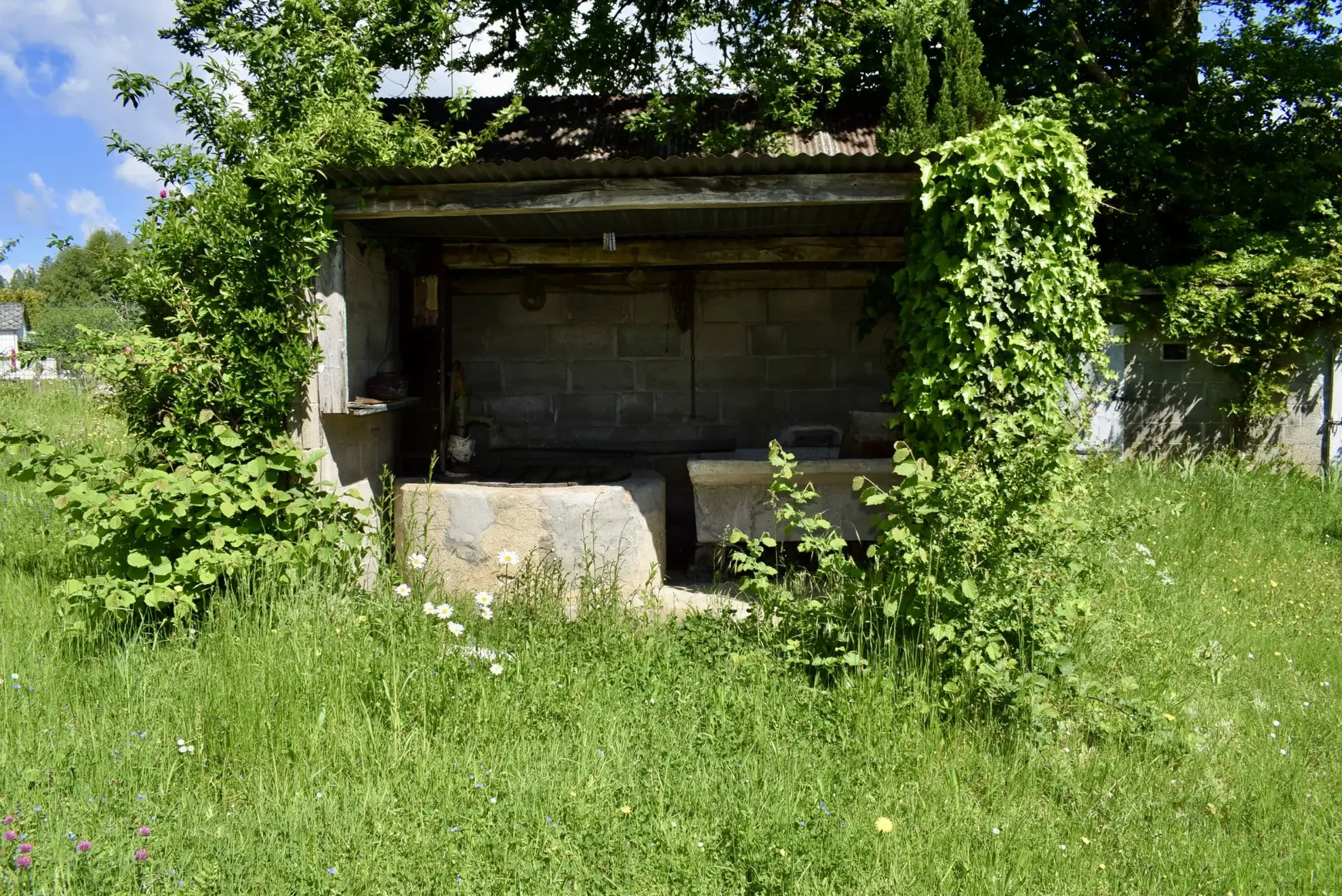 Maison en pierre à Saint-Privat avec grand terrain et potentiel d'aménagement 