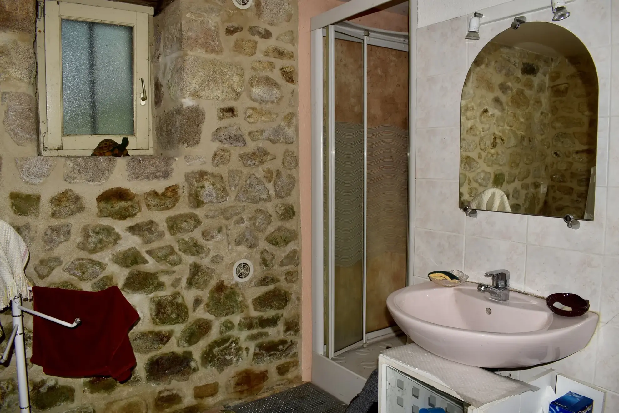 Maison en pierre à Saint-Privat avec grand terrain et potentiel d'aménagement 