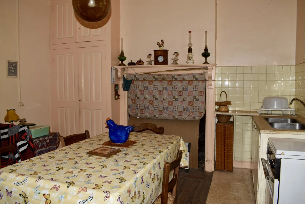 Maison en pierre à Saint-Privat avec grand terrain et potentiel d'aménagement 