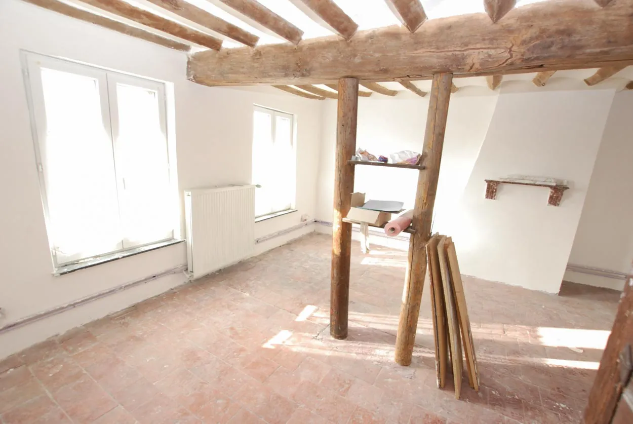 Fermette en pierre avec grande grange et terrain à Aibes, proche frontière 