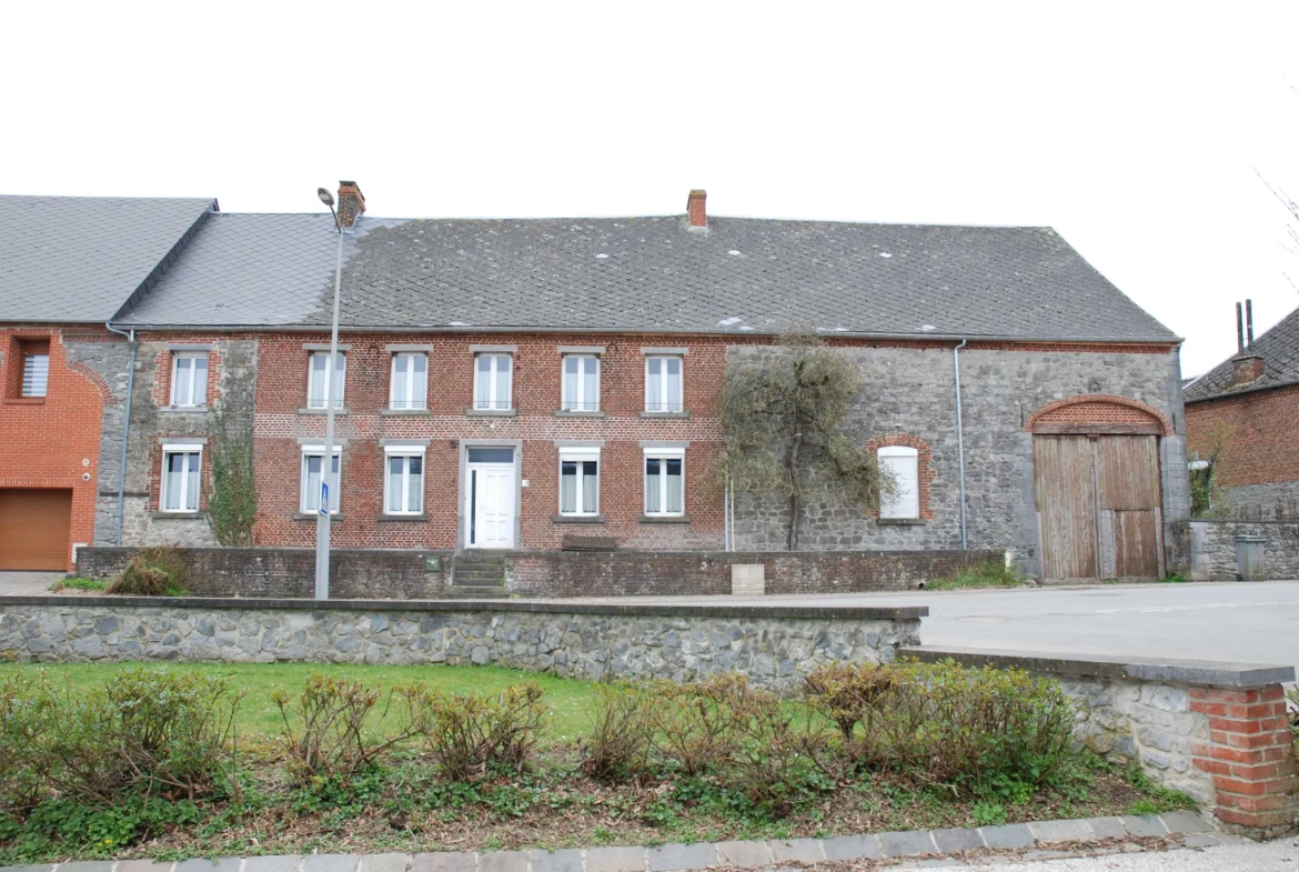 Fermette en pierre avec grande grange et terrain à Aibes, proche frontière 