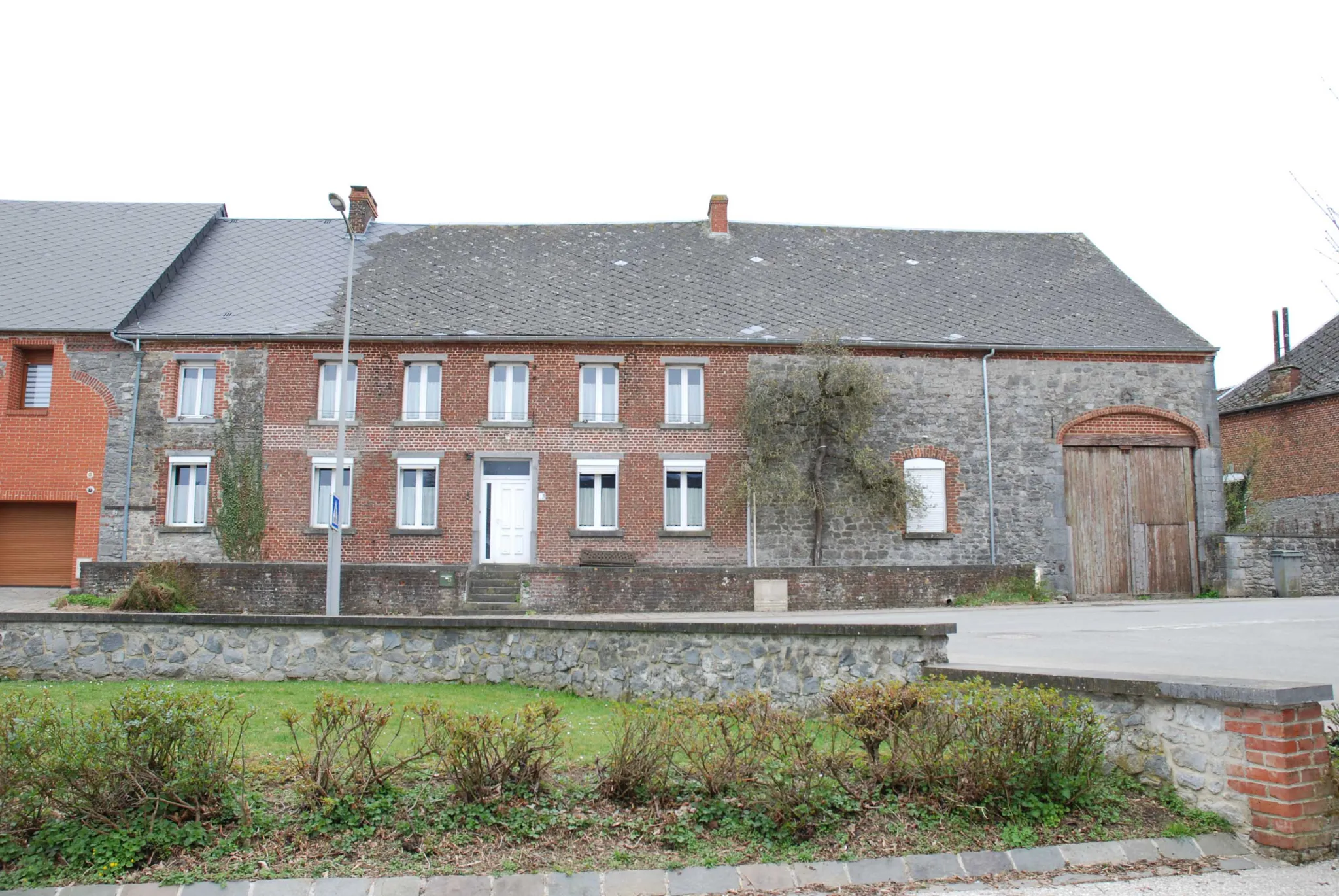 Fermette en pierre avec grande grange et terrain à Aibes, proche frontière 