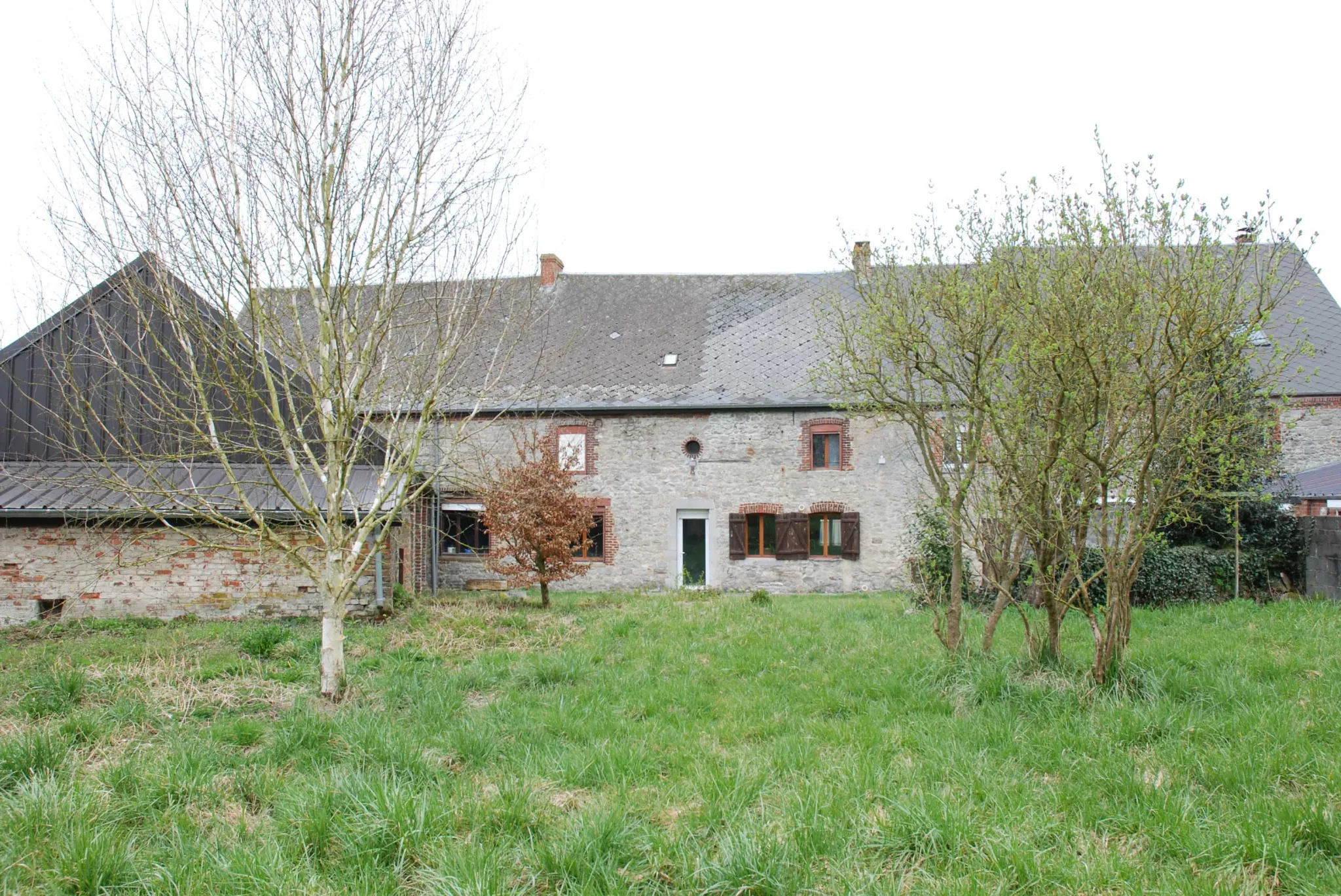 Fermette en pierre avec grande grange et terrain à Aibes, proche frontière 