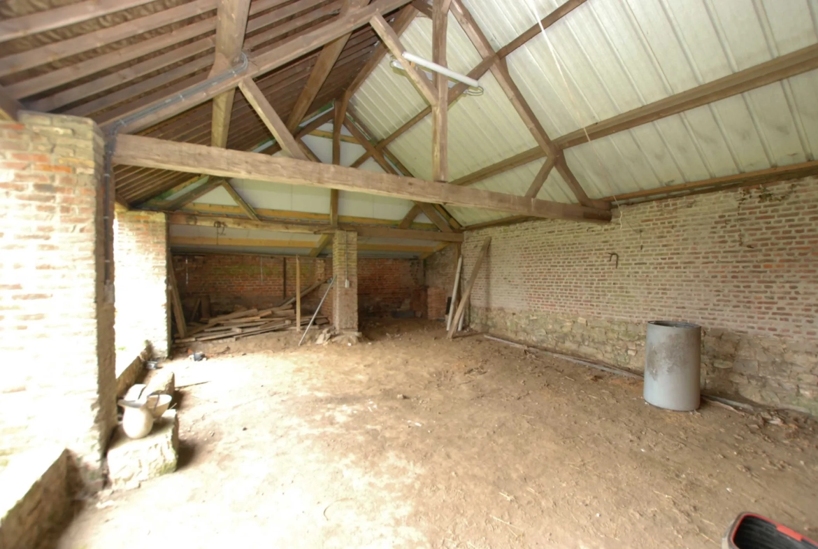 Fermette en pierre avec grande grange et terrain à Aibes, proche frontière 