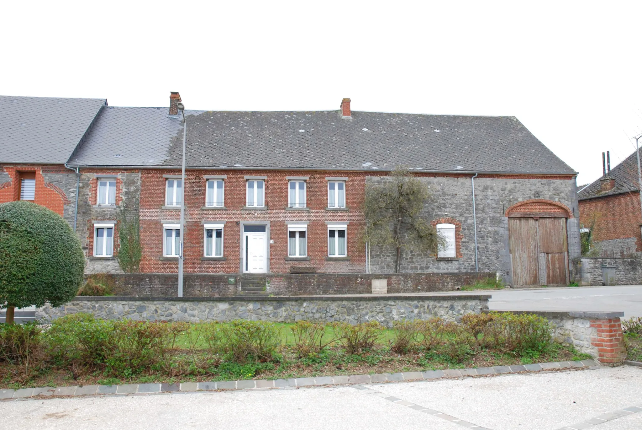 Fermette en pierre avec grande grange et terrain à Aibes, proche frontière 
