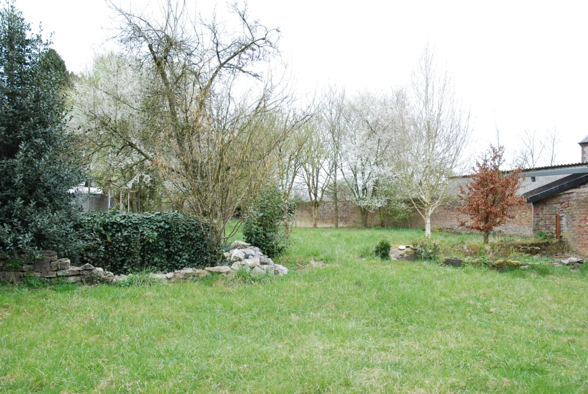 Fermette en pierre avec grande grange et terrain à Aibes, proche frontière 