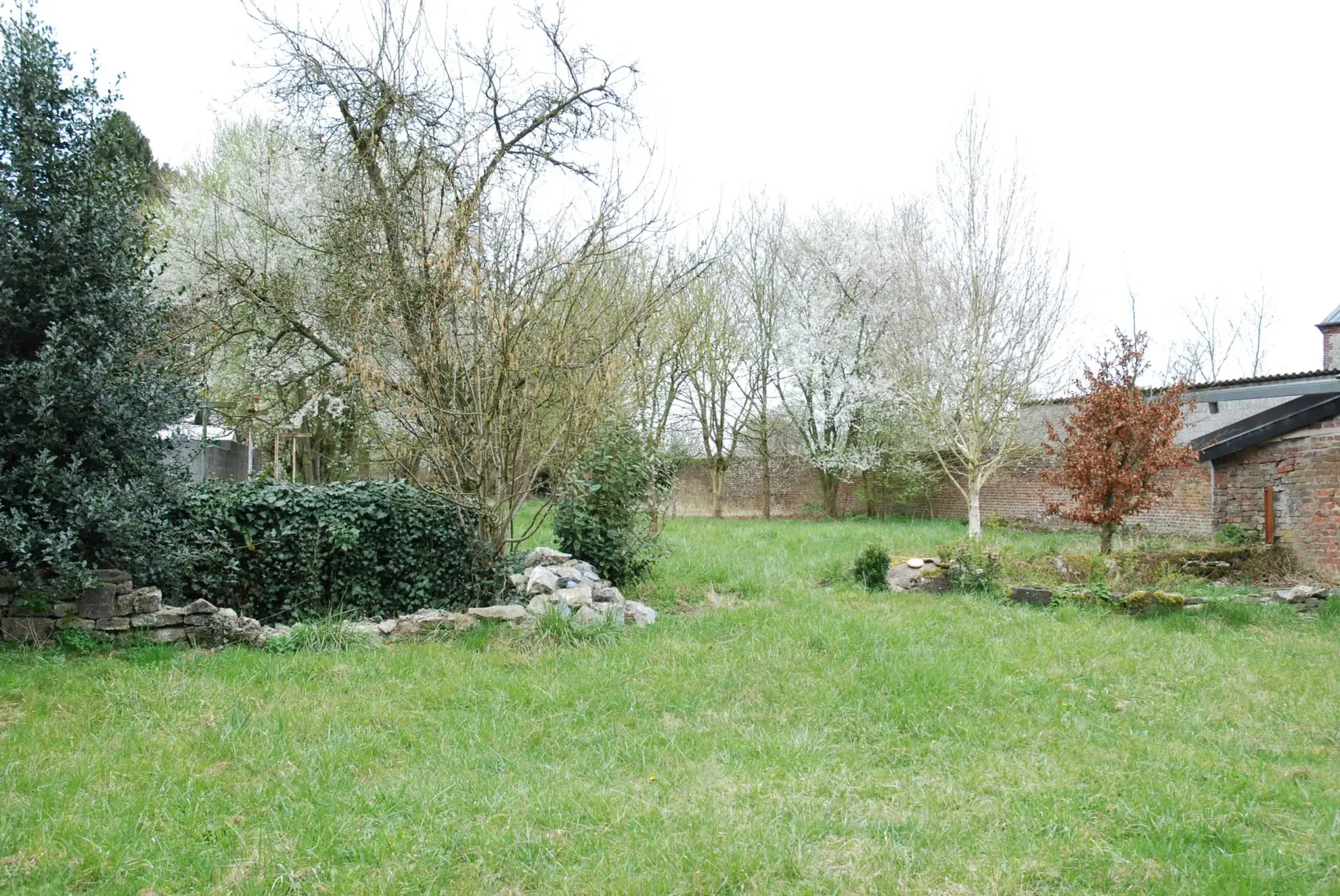 Fermette en pierre avec grande grange et terrain à Aibes, proche frontière 