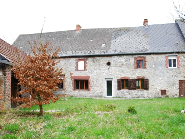 Fermette en pierre avec grande grange et terrain à Aibes, proche frontière
