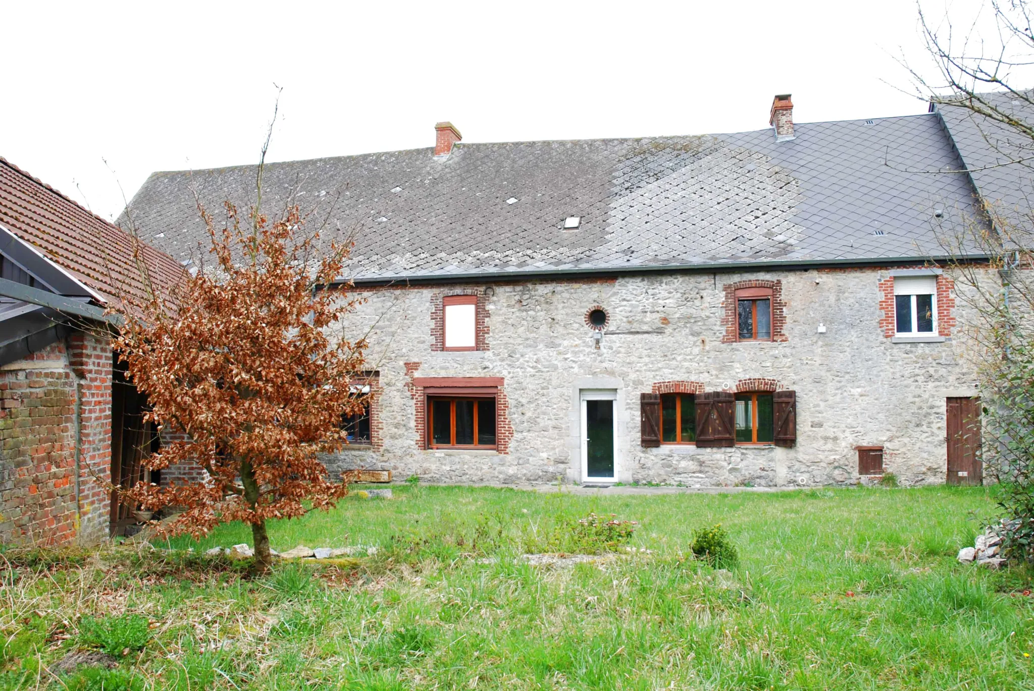 Fermette en pierre avec grande grange et terrain à Aibes, proche frontière 