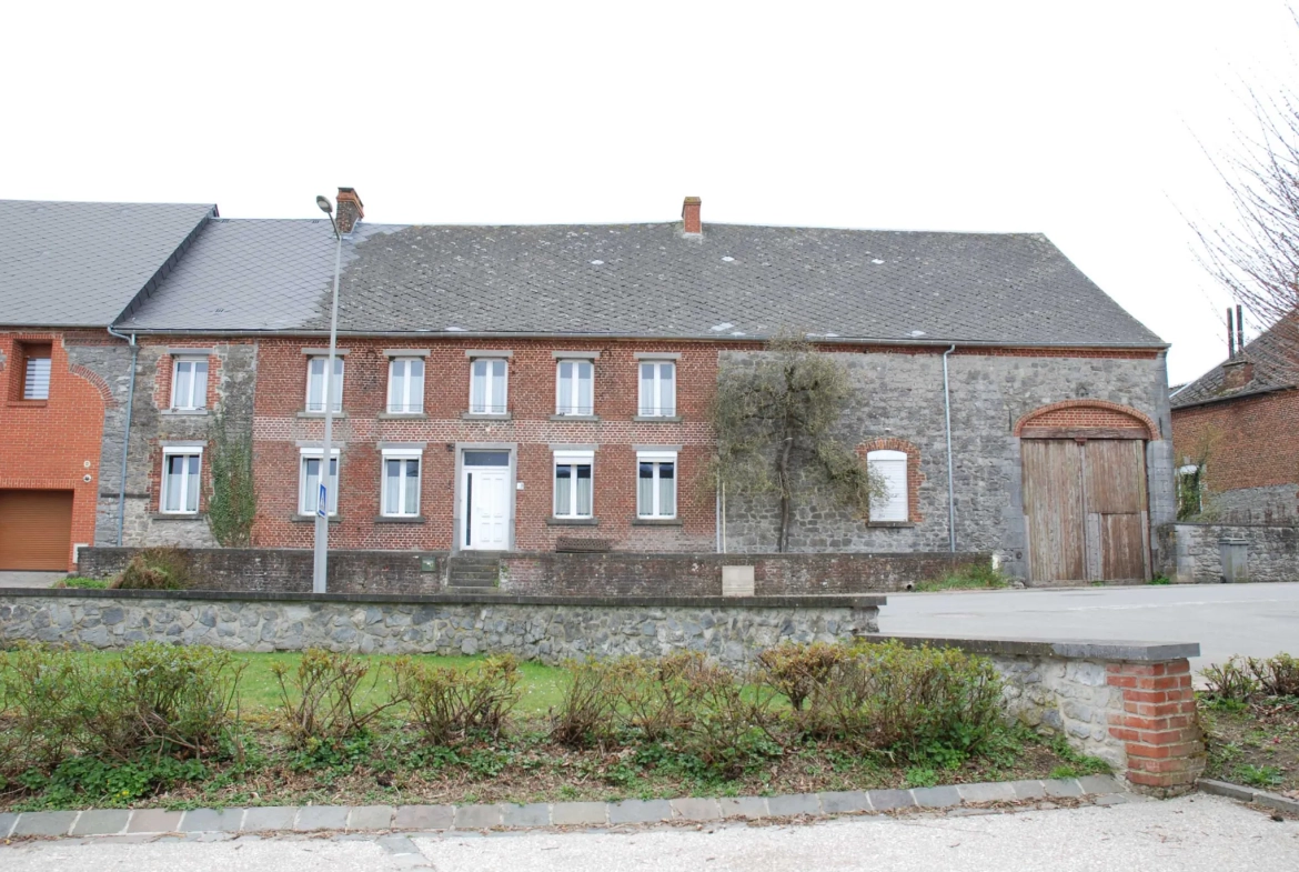 Fermette en pierre avec grande grange et terrain à Aibes, proche frontière 