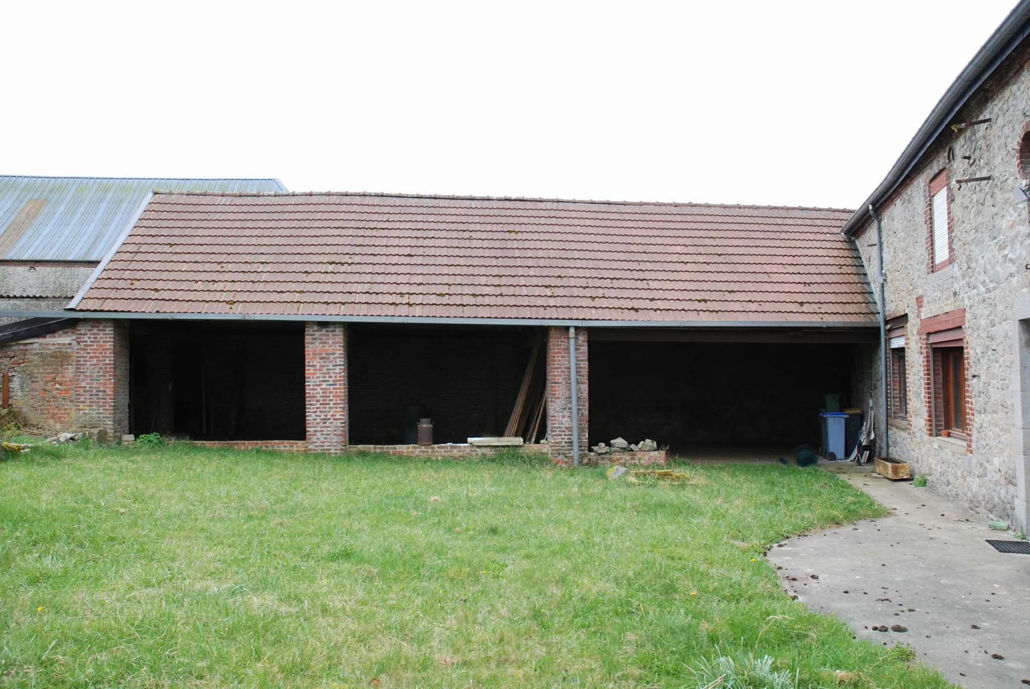 Fermette en pierre avec grande grange et terrain à Aibes, proche frontière 