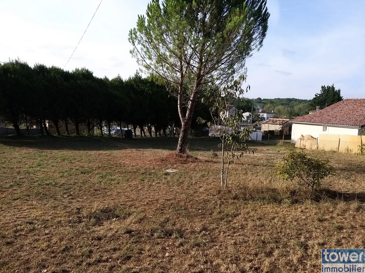 Terrain constructible de 827 m² à Garat, proche Soyaux, idéal pour une maison de plain-pied 