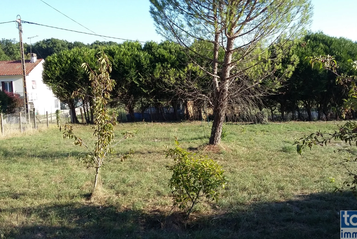 Terrain constructible de 827 m² à Garat, proche Soyaux, idéal pour une maison de plain-pied 