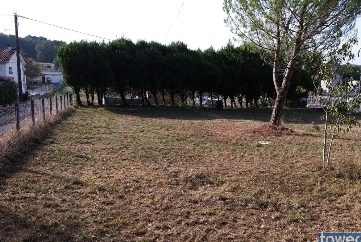 Terrain constructible de 827 m² à Garat, proche Soyaux, idéal pour une maison de plain-pied 