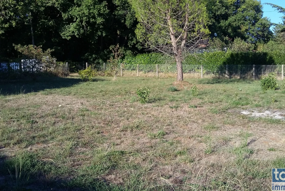 Terrain constructible de 827 m² à Garat, proche Soyaux, idéal pour une maison de plain-pied 