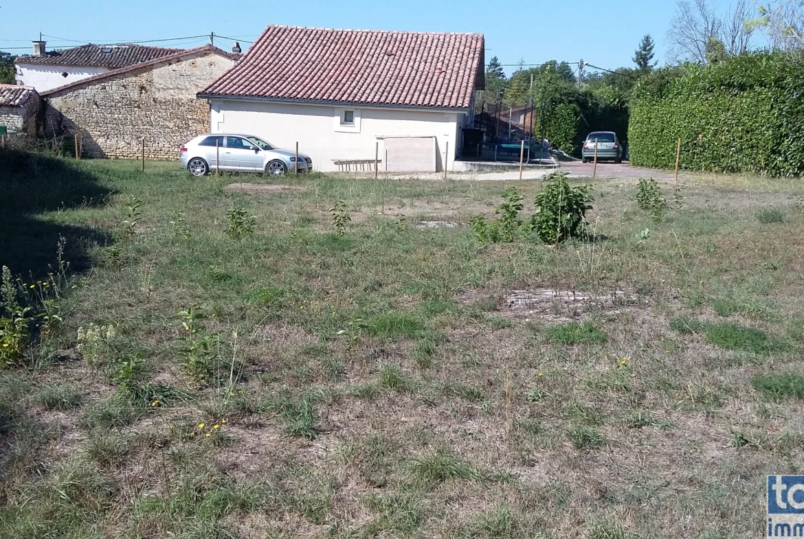Terrain constructible de 827 m² à Garat, proche Soyaux, idéal pour une maison de plain-pied 