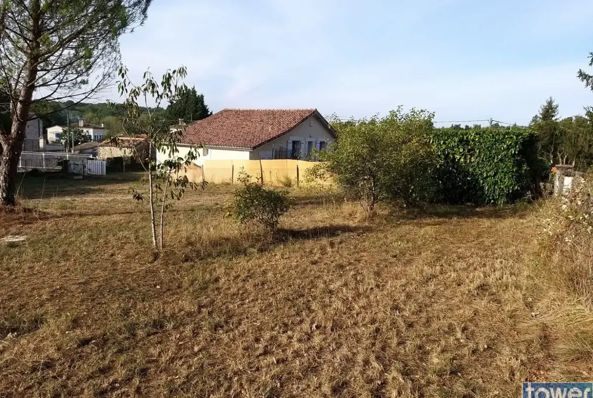 Terrain constructible de 827 m² à Garat, proche Soyaux, idéal pour une maison de plain-pied 