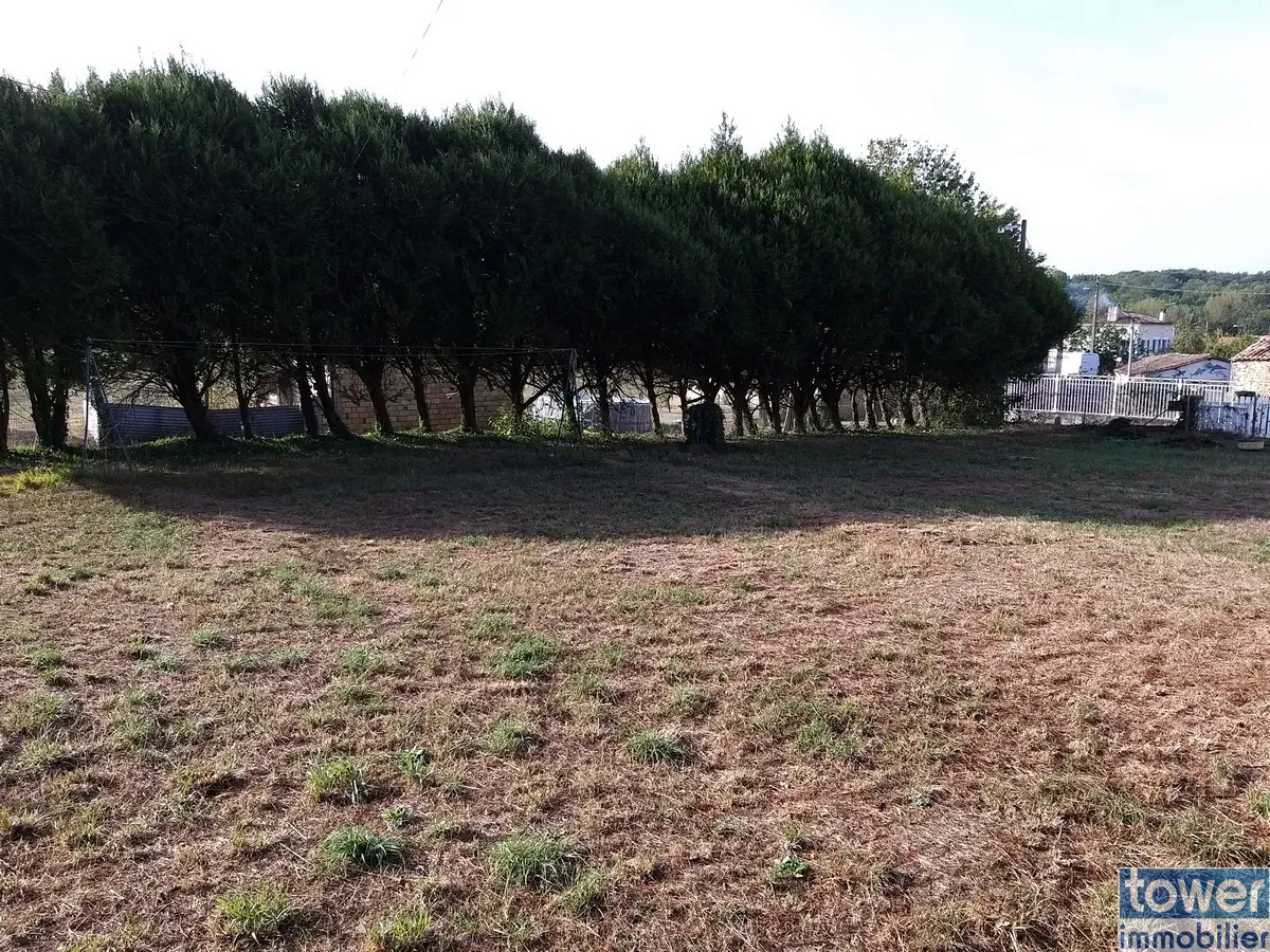 Terrain constructible de 827 m² à Garat, proche Soyaux, idéal pour une maison de plain-pied 