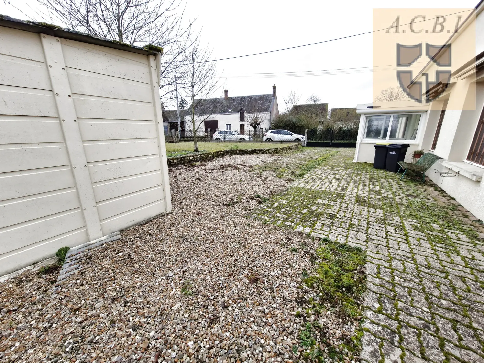 Maison de plain-pied à vendre à Ouzouer le Doyen, 67 m², terrain arboré 