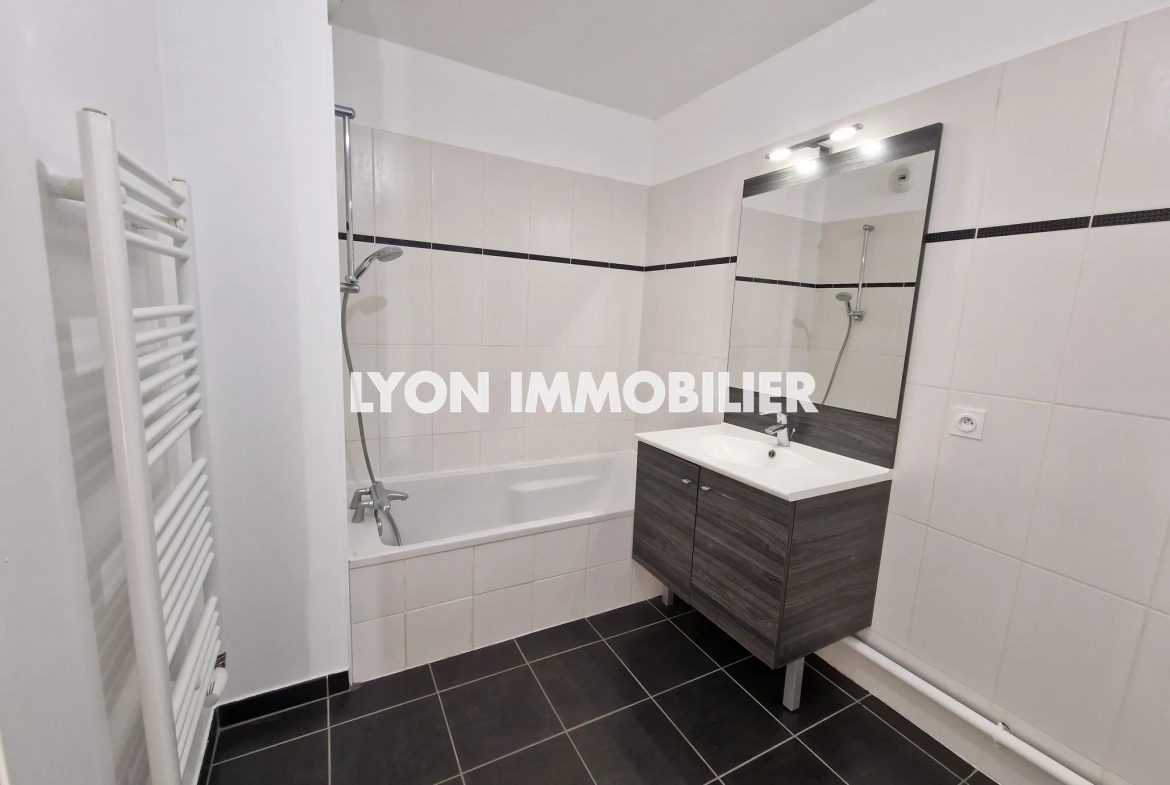 A vendre appartement T3 avec jardin et garage dans le 8e Lyon, résidence récente 