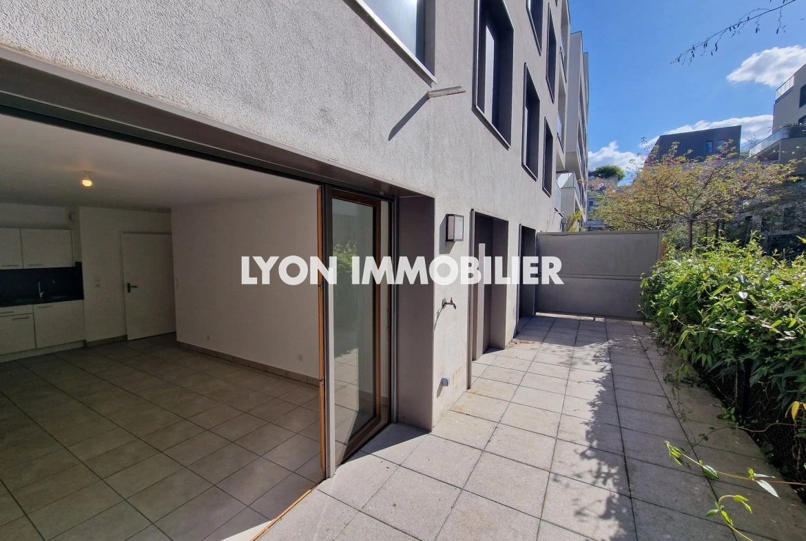 A vendre appartement T3 avec jardin et garage dans le 8e Lyon, résidence récente 