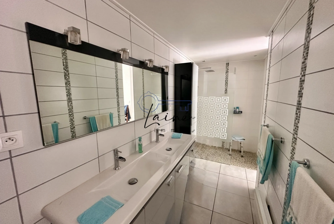 Maison lumineuse de 140 m² avec terrain arboré à Bergerac 